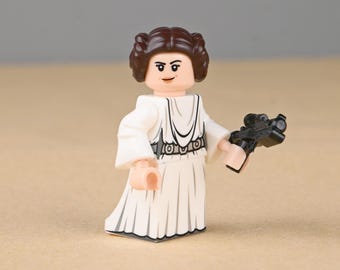 Minifigura de Leia Organa Solo, heroína de la Rebelión, portadora de los planos de la Estrella de la Muerte, regalo único para hijas o niñas fanáticas de los héroes.