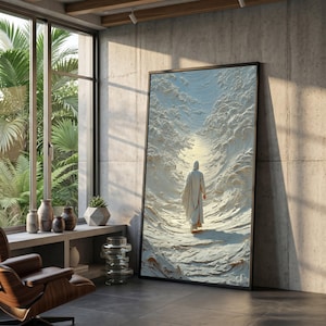 Könnte beinhalten: Großer gerahmter Kunstdruck, der eine Figur in einem weißen Gewand zeigt, die durch eine strukturierte, wellenartige Landschaft geht. Das Kunstwerk verwendet Weiß-, Creme- und Blautöne mit einem schwarzen Rahmen. Die Szene wird von weichem, natürlichem Licht beleuchtet.