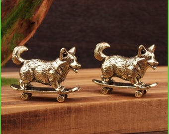 Figurine amusante de skateboard Corgi, mini statue de chien en laiton, décoration mignonne de chiot de skateboard, ornement de bureau fantaisiste, cadeau animal de collection