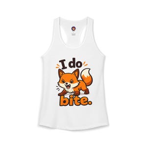 Könnte beinhalten: Ein weißes Racerback-Tanktop mit einem orangefarbenen Cartoon-Fuchs mit buschigem Schwanz und dem Text "I do bite." in Dunkelbraun und Orange. Der Fuchs ist in einer geduckten, aggressiven Haltung mit gefletschten Zähnen und scharfen Augen dargestellt.