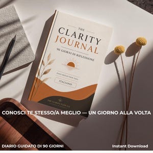 Op de afbeelding: Een dagboek getiteld The Clarity Journal 90 Giorni di Riflessione met een crèmekleurige kaft, een zonsondergangafbeelding, bruine en donkergrijze abstracte golven en een botanische illustratie. De tekst bevat Daily Reflection Tool en Italiano.