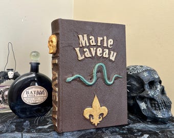 faux Grimoire Marie Laveaux Voodoo Königin New Orleans Gothic Zauberbuch Requisite