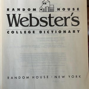 K&ouml;nnte beinhalten: Nahaufnahme einer Seite aus dem Random House Webster's College Dictionary. Der Titel ist in fetter schwarzer Schrift, mit dem Random House-Logo dar&uuml;ber. Der Text "Random House - New York" befindet sich am unteren Rand der Seite.