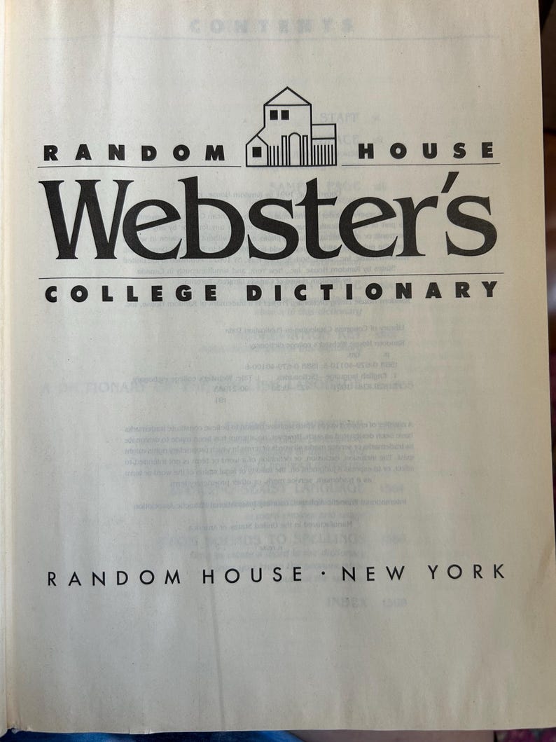K&ouml;nnte beinhalten: Nahaufnahme einer Seite aus dem Random House Webster's College Dictionary. Der Titel ist in fetter schwarzer Schrift, mit dem Random House-Logo dar&uuml;ber. Der Text "Random House - New York" befindet sich am unteren Rand der Seite.