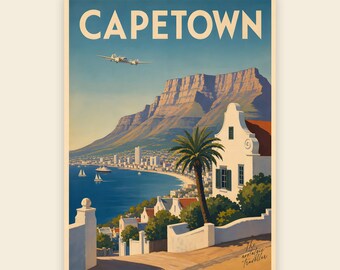 Może przedstawiać: Plakat podróżniczy w stylu vintage z napisem CAPETOWN dużymi literami u góry. Scena przedstawia nadmorskie miasto z dużą górą, niebieskim oceanem z żaglówkami, palmą, białymi budynkami i samolotem na niebie.