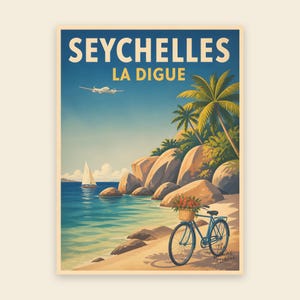 Könnte beinhalten: Ein Reiseplakat mit dem Text SEYCHELLES LA DIGUE, das ein blaues Fahrrad mit einem Korb voller roter Blumen an einem Sandstrand, große Granitfelsen, Palmen, ein Segelboot auf dem türkisfarbenen Ozean und ein Flugzeug am Himmel zeigt.