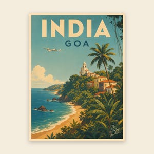 Könnte beinhalten: Ein Reiseplakat im Vintage-Stil mit dem Text INDIA GOA. Die Illustration zeigt eine Küstenszene mit einem Sandstrand, blauem Ozean, üppigen grünen Palmen und weißen Gebäuden auf einer Klippe. Ein kleines Flugzeug fliegt am Himmel.