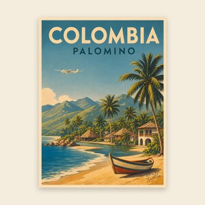 Könnte beinhalten: Ein Reiseplakat mit dem Text COLOMBIA PALOMINO, das einen tropischen Strand mit einem kleinen Boot auf dem Sand, Palmen, Küstenhäuser und Berge im Hintergrund unter einem blauen Himmel mit einem kleinen Flugzeug zeigt.