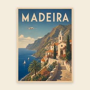 Könnte beinhalten: Ein Reiseplakat im Vintage-Stil mit dem Wort MADEIRA in fetten Buchstaben oben. Die Illustration zeigt eine Küstenlandschaft mit einer Steintreppe, einer weißen Kirche, Palmen, Segelbooten auf dem blauen Ozean und einem Flugzeug.