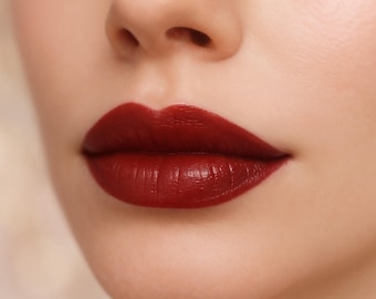 Lápiz labial rojo vegano "Cornelian" elaborado con ingredientes naturales.