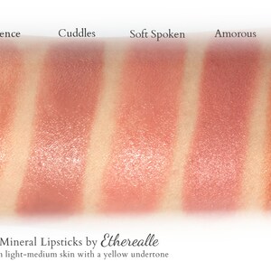 Puede incluir: Muestras de cinco barras de labios minerales veganas en piel clara a media con un tono amarillo. Los tonos son Innocence, Cuddles, Soft Spoken, Amorous y Papaya. Barras de labios minerales veganas de Etherealle.
