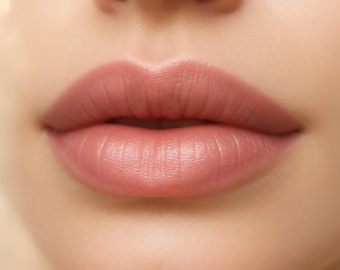 Cuddles: lápiz labial color melocotón transparente, lápiz labial vegano elaborado con ingredientes totalmente naturales, libre de crueldad animal.
