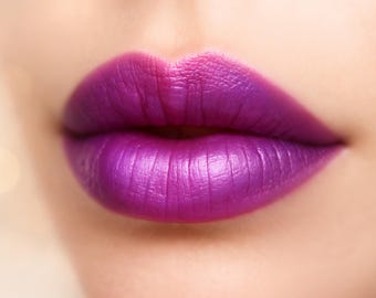 Labial vegano "Muse" (labial morado/fucsia violeta brillante), maquillaje mineral totalmente natural.