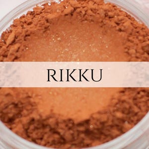 Muestra de sombra de ojos Rikku naranja calabaza con brillo dorado, maquillaje mineral vegano natural