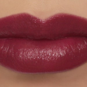 Sample Vegan Mineral Lipstick Magnolia dark raspberry pink color all natural makeup image 2