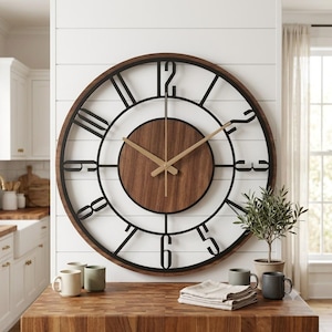 Könnte beinhalten: Eine große, runde Wanduhr mit einem äußeren Rahmen aus dunklem Holz und einer zentralen, kreisförmigen Holzplatte. Die Uhr besitzt ein schwarzes Metallskelett mit großen schwarzen arabischen Ziffern und dünnen, goldfarbenen Zeigern.