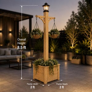 Puede incluir: Un poste de madera clara para macetas con una linterna superior y dos cestas colgantes. La estructura tiene una altura total de 2,59 metros, con una base de 0,61 metros de ancho y 0,61 metros de profundidad, llena de follaje verde y flores blancas.