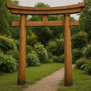 Pode incluir: Um grande portal torii de madeira independente, com dois pilares cilíndricos verticais e duas vigas transversais horizontais. A viga superior é curvada para cima em ambas as extremidades e a estrutura tem um acabamento de madeira castanha.
