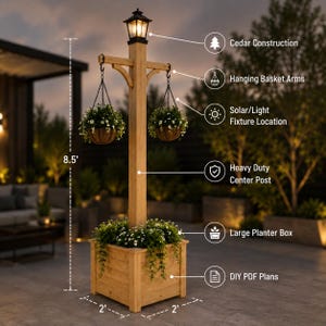 Puede incluir: Un poste jardinera de madera de cedro para exteriores de 2,59 metros de altura con una base de 0,61 por 0,61 metros. Cuenta con una l&aacute;mpara solar en la parte superior, dos brazos para cestas colgantes y una jardinera grande con plantas.