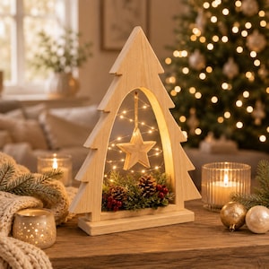 Puede incluir: Un marco de madera clara con forma de árbol de Navidad que presenta una estrella de madera colgante en el centro. La base está decorada con ramas de pino verdes, piñas marrones y bayas rojas, iluminada por finas luces de cadena cálidas.