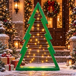 Könnte beinhalten: Ein grüner Holzrahmen in Form eines stilisierten Weihnachtsbaums mit einer Reihe dünner, horizontaler Drähte, die in der Mitte gespannt sind. Kleine, warmweiße LED-Lichter sind an den Drähten befestigt und erzeugen eine leuchtende Baumsilhouette.