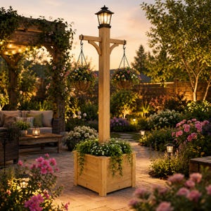 Puede incluir: Una jardinera de madera alta con un poste central que cuenta con una linterna superior y dos brazos horizontales. Dos cestas colgantes llenas de flores coloridas cuelgan de los brazos mediante cadenas negras. La base est&aacute; llena de follaje verde.
