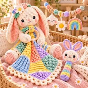 Könnte beinhalten: Ein gehäkeltes Hasen-Schmusetuch mit einer pastellfarbenen Patchwork-Decke, dazu eine passende Hasen-Rassel und ein Holzperlen-Mobile mit Wolken-, Blumen- und Regenbogenanhängern. Der Hase trägt eine weiße Blume auf dem Kopf.