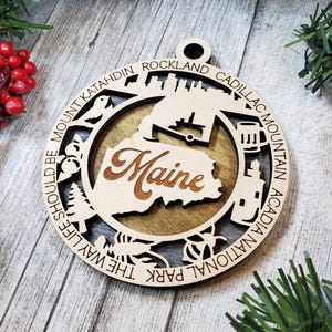 Adorno navideño de madera del estado de Maine, EE. UU.: decoración navideña personalizada con capas