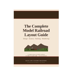 Może przedstawiać: Książka zatytułowana "The Complete Model Railroad Layout Guide" z tekstem o projektowaniu, scenerii, malarstwie i wietrzeniu. Okładka przedstawia ilustrację krajobrazu z górami, drzewami i pociągiem.