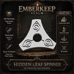 Può includere: Un accessorio bianco stampato in 3D, Hidden Leaf Spinner, per giochi di ruolo da tavolo, miniature e diorami. Il design presenta una forma triangolare con un foro centrale e motivi a spirale decorativi. Il testo indica che è durevole e facile da dipingere.