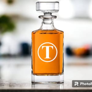 Custom Whiskey Decanter (25oz) Personalized Decanter, Etched Decanter, Engraved Decanter, Groomsman, Whiskey, Alcohol- Circle Design 1