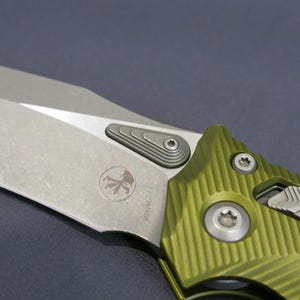 Cuchillo Microtech Amphibian RAM-LOK – Aluminio estriado verde oliva, hoja M390MK