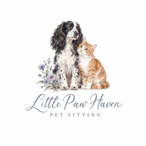 Könnte beinhalten: Eine Aquarellillustration eines schwarz-weißen Spaniels, der neben einer orange-weißen getigerten Katze sitzt, begleitet von violetten Blumen. Unter den Tieren steht der Text Little Paw Haven PET SITTING in blauer Schrift.