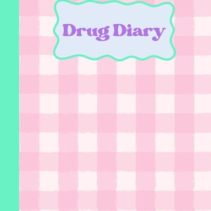 以下が含まれることがあります： ピンクと白のギンガムチェック柄のノート。表紙には、紫色の「Drug Diary」の文字が、水色の雲の形をしたフレームの中に書かれています。背表紙は、単色のターコイズ色です。