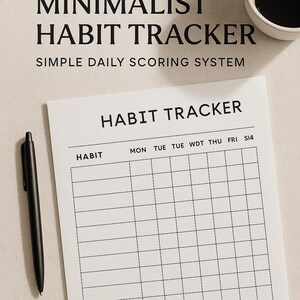 Può includere: Un tracker di abitudini minimalista con il testo "HABIT TRACKER" e "SIMPLE DAILY SCORING SYSTEM". La carta bianca ha una griglia per il monitoraggio delle abitudini, con i giorni della settimana etichettati in alto. Una penna nera è a sinistra.