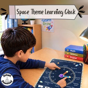Puede incluir: Una alfombrilla de aprendizaje de la hora con temática espacial en color azul oscuro, con texto en blanco y gráficos de planetas y cohetes. La esfera del reloj incluye manecillas de horas y minutos con etiquetas para intervalos de tiempo.