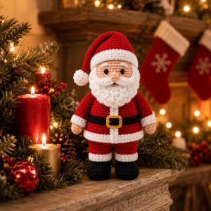 Puede incluir: Una figura de Papá Noel tejida a ganchillo con un gorro rojo con pompón blanco, barba blanca, chaqueta roja con cinturón negro y hebilla amarilla, y botas negras. La figura presenta puntadas de hilo visibles y un rostro redondo.