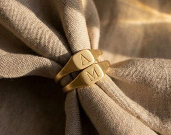 Matgouden zegelring met initiaal, stapelbare ring met gepersonaliseerd monogram