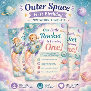 Könnte beinhalten: Aquarell-Einladungsvorlage mit Weltraum-Thema. Das Design zeigt eine Rakete mit einem Bären-Astronauten, Planeten und Sternen. Der Text enthält "Outer Space First Birthday" und Veranstaltungsdetails.