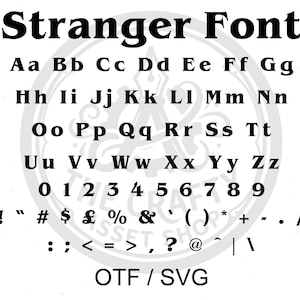 Może przedstawiać: Czarno-biały obraz czcionki "Stranger Font", zawierający wielkie i małe litery, cyfry i symbole. Czcionka jest wyświetlana w przejrzystym, czytelnym stylu, odpowiednim do różnych projektów graficznych. Obraz zawiera również tekst "OTF / SVG".