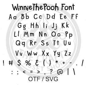 以下が含まれることがあります： WinnieThePooh Fontというタイトルのデジタルフォント表示で、AaからZzまでの大文字と小文字のアルファベット全体と、それに続く句読点や記号のコレクションが表示されており、下部にはOTF / SVGというテキストが印刷されています。