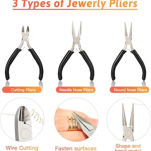 Pode incluir: Imagem mostrando tr&ecirc;s tipos de alicates de joalheria: alicates de corte, alicates de ponta fina e alicates de ponta redonda. Cada ferramenta tem uma cabe&ccedil;a de metal prateado e cabos pretos. A imagem tamb&eacute;m mostra os alicates em uso.