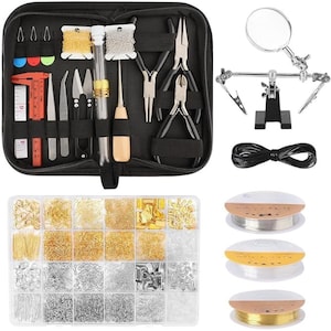 Pode incluir: Um kit de fabrica&ccedil;&atilde;o de joias com v&aacute;rias ferramentas e suprimentos. O kit inclui alicates, pin&ccedil;as, uma lupa e uma variedade de contas e fios. As ferramentas s&atilde;o armazenadas em uma caixa preta com z&iacute;per. As contas est&atilde;o em um organizador de pl&aacute;stico transparente.