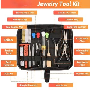 Pode incluir: Um kit de ferramentas de joalheria preto com v&aacute;rias ferramentas, incluindo alicates, pin&ccedil;as, tesouras e um paqu&iacute;metro. O kit tamb&eacute;m cont&eacute;m fio de cobre prateado e dourado, fio de contas e um conjunto de agulhas. O texto "Jewelry Tool Kit" est&aacute; no topo.