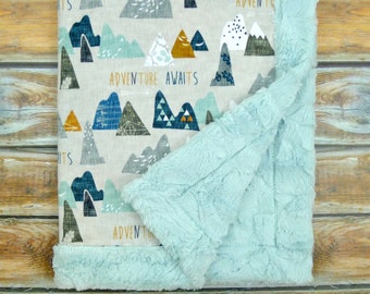 Adventure Awaits - Copertina per neonati in Minky - Copertina per neonati in Minky di design - Copertina per neonati in montagna - Copertina neutra per genere - Unisex Baby Mountains