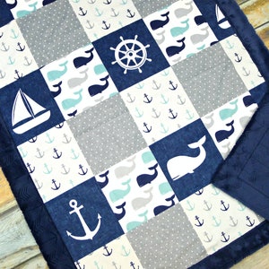 Manta náutica para bebé - Manta personalizada de Minky - Decoración náutica para habitación de bebé - Manta para bebé - Manta para niño - Edredón sintético - Decoración de ballenas