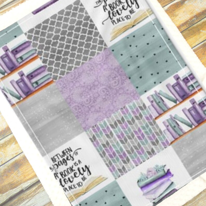 Pode incluir: Um fundo branco com um design de patchwork que apresenta v&aacute;rios padr&otilde;es e cores. Os padr&otilde;es incluem uma treli&ccedil;a cinza, um chevron roxo e cinza, um azul claro com pontos brancos, um padr&atilde;o floral roxo e um padr&atilde;o de gr&atilde;o de madeira cinza. O texto "Between the pages of a book is a lovely place to be" est&aacute; escrito em preto sobre um fundo branco. O texto "The pages of a book are a lovely place to be" est&aacute; escrito em preto sobre um fundo branco. A imagem apresenta pilhas de livros em v&aacute;rios tons de roxo.