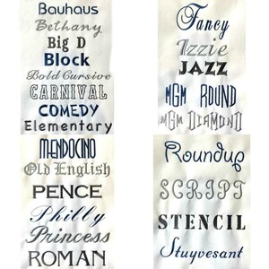 Pode incluir: Uma amostra de tecido branco com v&aacute;rios estilos de fonte de bordado, incluindo Bauhaus, Bethany, Big D, Block, Bold Cursive, Carnival, Comedy, Elementary, Mendocino, Old English, Pence, Philly, Princess, Roman, Fancy, Izzie, Jazz, MGM Round, MGM Diamond, Roundup, Script, Stencil e Stuyvesant.