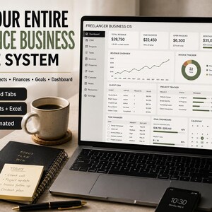 以下が含まれることがあります： 財務データが表示されたビジネスダッシュボード、コーヒーマグ、ノート、スマートフォンが映るラップトップ。画面には「Freelancer Business OS」と表示されています。画像には「Run Your Entire Freelance Business in One System」というテキストも含まれています。