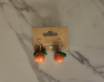 Pendientes colgantes de melocotón hechos a mano con arcilla polimérica – Joyería frutal